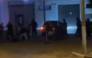 В Шахтинске случилась массовая драка, полицейским пришлось стрелять - видео 