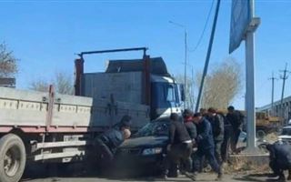Легковушка столкнулась с большегрузом в Павлодаре. Погиб человек