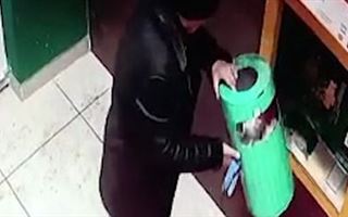 Мужчина, разбивший банкоматы мусорной урной, попал на камеры видеонаблюдения в Акмолинской области