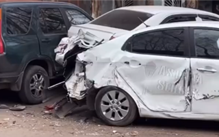 КамАЗ повредил целый ряд автомобилей в Астане