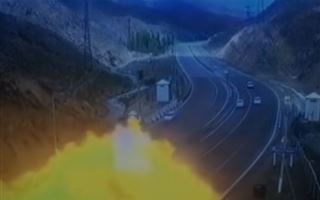 Грузовик с лакокрасочными материалами взорвался на трассе в Узбекистане - видео
