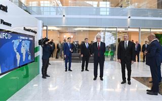 Токаев и Алиев посетили МФЦА «Астана»