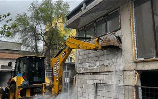 В центре Алматы снесли незаконно построенную пристройку