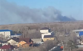В Павлодарской области в сельской зоне Аксу тушат два степных пожара