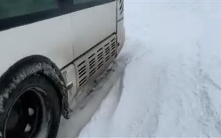 В Астане из-за снегопада задерживаются автобусы