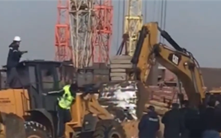 Водитель погрузчика мешал сносить незаконно построенный ЖК в Астане -  видео