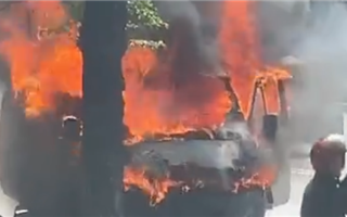 "Газель" сгорела в центре Алматы
