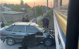 Водитель оставил машину на пути поезда в Туркестанской области