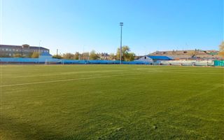 В Кызылорде на футбольном поле местного стадиона после реконструкции невозможно играть