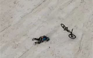 Блогер-экстремал слетел с велосипеда во время спуска с Бозжыры