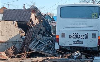 Автобус врезался в забор частного дома в Усть-Каменогорске