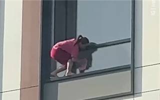 Астанчанка, моющая окно снаружи на 16 этаже, поразила казахстанцев