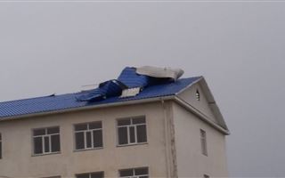 В Туркестанской области сильный ветер сорвал крышу колледжа