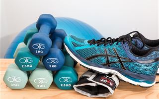Фитнес-эксперт объяснила правила выбора кроссовок для тренировок