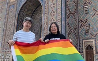 ЛГБТ флаг подняли у мавзолея Ходжи Ахмета Яссауи