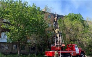 Крупный пожар произошёл в Караганде: загорелась крыша многоэтажки