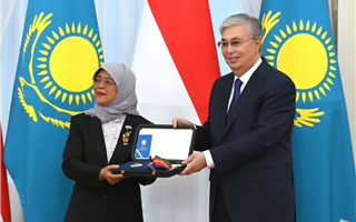 Токаев наградил президента Сингапура орденом «Достық» І степени