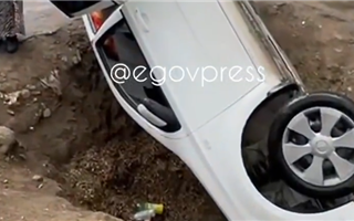 Автомобиль провалился в яму для мусора в Алматы