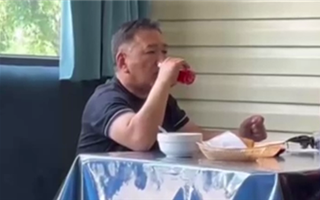 Казахстанцы обсуждают видео, на котором аким Конаева обедает в столовой на вокзале