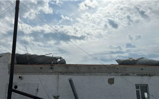 В Павлодарской области ветер сорвал крышу здания