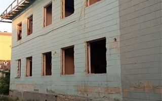 Судьба заброшенного здания волнует жителей 3 микрорайона Актау