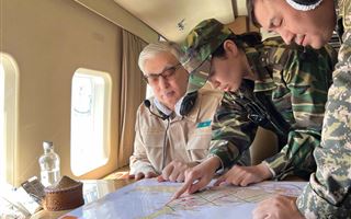 Токаев на вертолете осмотрел территорию лесных пожаров в области Абай