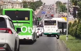 В Шымкенте автобус врезался в столб из-за отказа тормозов