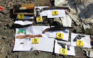 Схрон с оружием и боеприпасами обнаружили на свалке в Текели