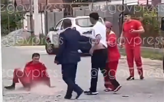 Мужчина избил медика, выпил пива и сел за руль с разрешения полицейского в Туркестанской области - видео