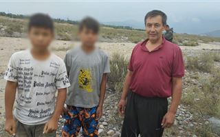 В Алматинской области во время подъема уровня воды в реке были спасены два ребенка
