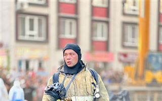 В МЧС показали уставших пожарных после тушения многоэтажки в Алматы