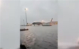 В Пекине из-за сильных наводнений затопило международный аэропорт Дасин