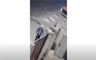 В Павлодаре на видео попало нападение мужчины на девочку-подростка