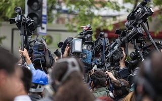 Активиста обвиняют в нападении на журналиста и оператора в Алматы 