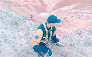 Скатилась с обрыва и провела на скале 11 часов: россиянку спасли в Чарынском каньоне