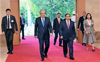 Токаев встретился с премьер-министром Вьетнама