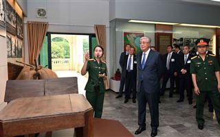 Токаев посетил музей военной истории во Вьетнаме