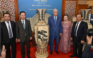 Касым-Жомарт Токаев вместе с президентом Вьетнама посетил керамическую деревню