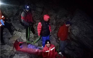 Сотрудники МЧС спасли мужчину, который повредил ногу в алматинских горах