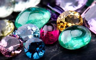 Как драгоценные камни могут вылечить и принести удачу - астролог
