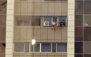 Подростков, "зависших" на карнизе балкона 13-го этажа, сняли на видео в Астане