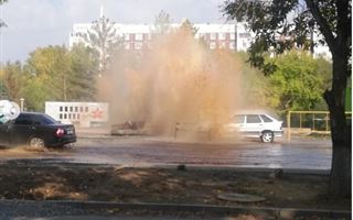 В Экибастузе из-за порыва теплотрассы затопило часть улицы