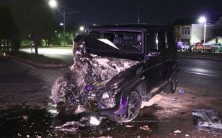 В Алматы водитель внедорожника врезался в автопоезд
