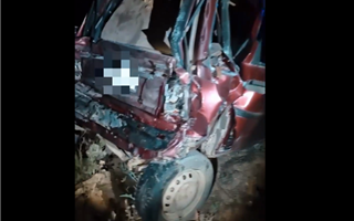 Водитель легкового автомобиля погиб на железнодорожном переезде из-за ДТП с грузовиком