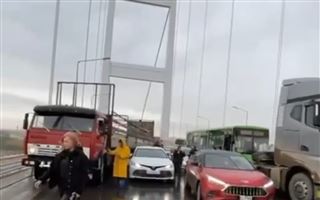 В Семее по всему городу парализовало движение из-за ДТП на мосту 