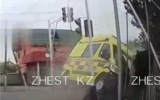 В Талдыкоргане карета скорой помощи столкнулась с легковым автомобилем