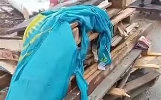 Флаг Казахстана среди мусора сняли на видео в Атырау