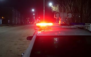 Водитель Mercedes сбил опору освещения и оказался в арыке в Караганде 