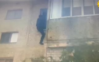 Мужчина назло жене пытался прыгнуть с пятого этажа в Атырау