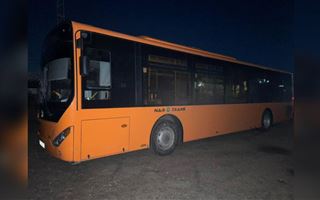Автобус сбил женщину на остановке в Экибастузе и уехал 